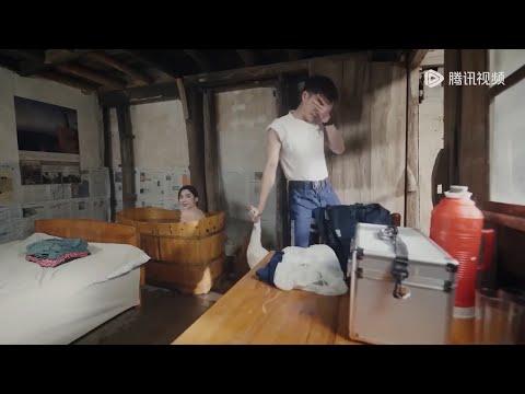 Видео: Генеральный директор пошел на кухню ловить гуся и увидел, как Золушка принимает душ