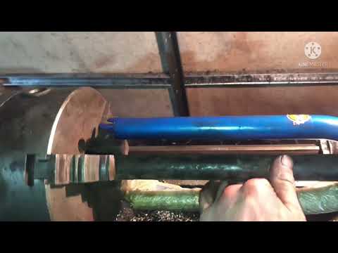 Видео: Режем резьбу в токарном станке на велосипедной вилке.