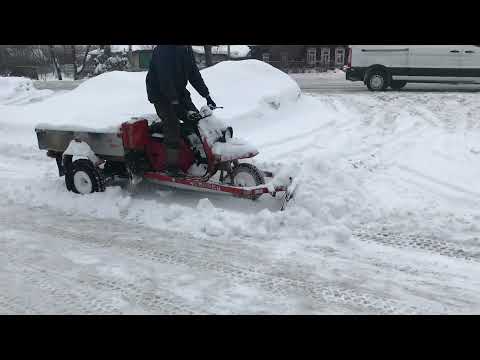 Видео: Мотороллер муравей чистит снег ❄️. Отличный помощник, универсальный солдат.