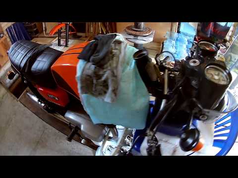 Видео: Замена подшипника рулевой колонки Cezet 350