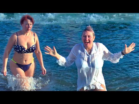 Видео: 2022 Купание на Крещение в проруби Крещенские купания зимой swimming in the ice hole in winter