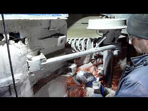 Видео: Ваз 2104 - Ремонт кронштейна поперечной тяги /замена внутренних лонжеронов/ ремонт стаканов. Часть 1