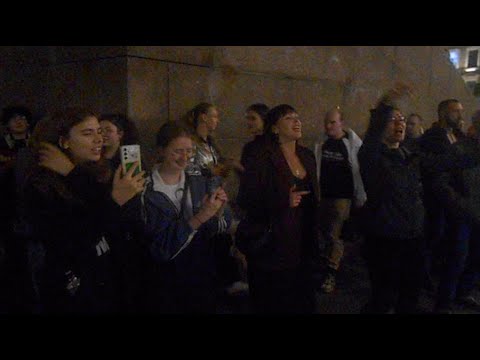 Видео: Уличные музыканты Питер гр. Шумные соседи и Александр на Думской 12 сентября ч3 - 18 мне уже