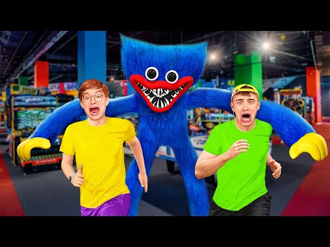 Видео: За Нами Охотится ХАГИ ВАГИ В Игровом Центре !
