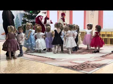Видео: Новогодний утренник со снеговиком, 1 младшая группа