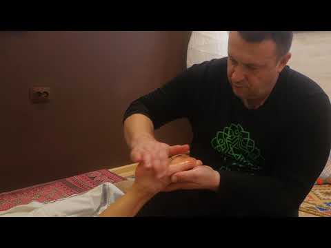 Видео: Детокс масаж с мед и гхи в Холистичен център "Чакра"
