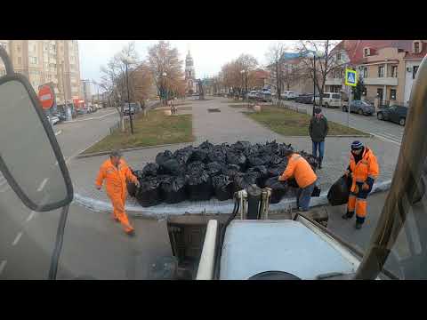 Видео: Работа.Экскаватор-погрузчик.TEREX815TLB.Грузим мешки с листвой в городе.