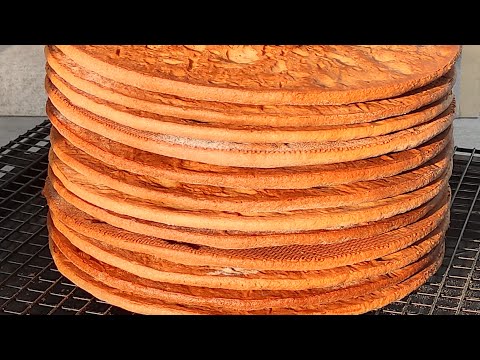 Видео: Медовые коржи для торта 🍯🐝/ Самые вкусные и простые в приготовлении медовые коржи