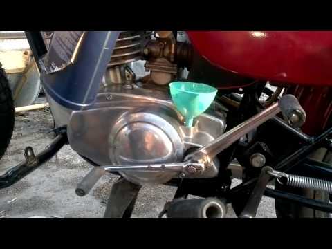 Видео: Замена масла в коробке передач мотоцикла Минск