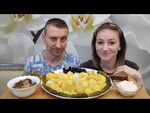 Видео: ОПЯТЬ БЕСИТ 👿 МУКБАНГ КАРТОШКА С ОГУРЧИКАМИ И ГРИБОЧКАМИ | MUKBANG POTATOES WITH CUCUMBERS MUSHROOMS