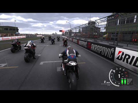 Видео: Пятая поездка – Напряженная битва на старте в Донингтон-парке | Геймплей на PS5