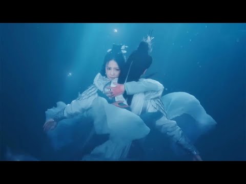 Видео: Золушка, зная, что вода отравлена, прыгает в неё, чтобы спасти демона-принца.