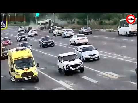 Видео: Жесть!!! Страшные аварии и нелепые ситуации на дорогах. Жуткие ДТП.