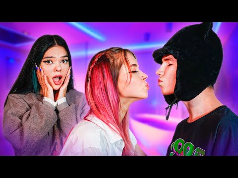 Видео: ИГРА В БУТЫЛОЧКУ ** ЛЕОН ПОЦЕЛОВАЛСЯ С АНЕЙ?! **