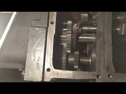 Видео: Замена шестерни задней передачи на минитракторе.