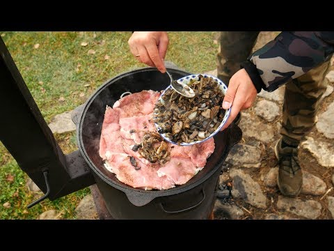 Видео: МЯСО ПО ФРАНЦУЗСКИ В КАЗАНЕ НА КОСТРЕ