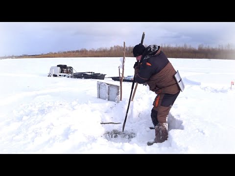 Видео: Якутская пешня работает вместо человека, а не человек работает вместо пешни.