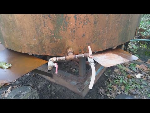 Видео: Ремонт железной бочки. Заделываем дырки в бочке. Холодная сварка. Ремонт дырявой бочки за 1 минуту.