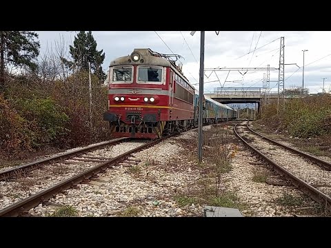 Видео: БВ 2602 с локомотив 44 192 и поздравче минава преди гара София