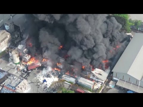 Видео: Пожар на заводе в Индонезии: погибли восемь человек