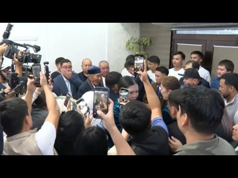 Видео: В аэропорту Шымкента встретили чемпионов мира по боксу