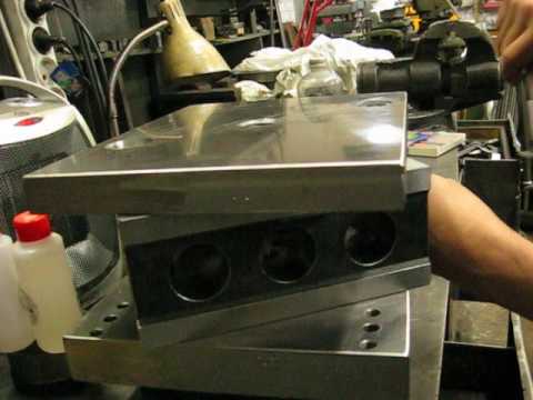 Видео: Заливка втулок в блок штампа