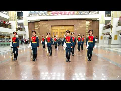 Видео: Показательное выступление Преображенского полка в МУЗЕЕ ПОБЕДЫ