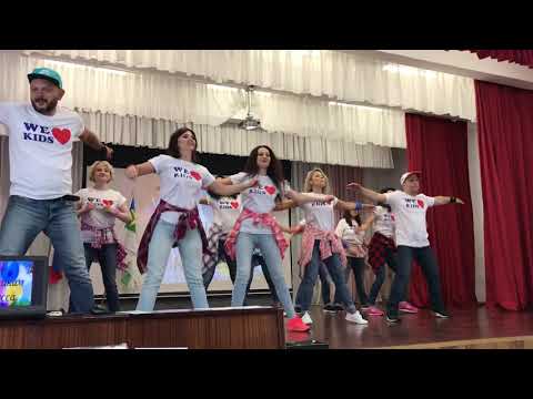 Видео: Родители удивили детей танцем.Танец родителей.Выпускной 2019