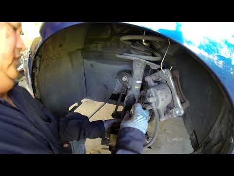 Видео: Шум подшипника ступицы колеса Toyota Prius 2011 года и его замена