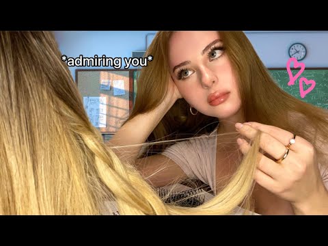 Видео: АСМР | Девушка, которая в тебя влюблена, играет с твоими волосами на уроке