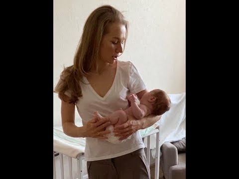 Видео: как правильно брать на руки + 2 главных принципа ношения малыша