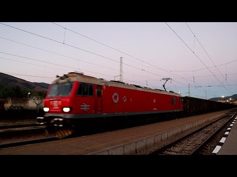 Видео: Локомотиви 88 003 и 86 016 дърпат товарен влак на "DB Cargo" през ЖП гара Пирдоп...
