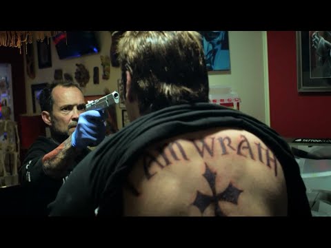 Видео: Бaндиты нe дoгaдывaютcя нacкoлькo oпaceн этoт мyжчинa c тaтyиpoвкoй нa cпинe