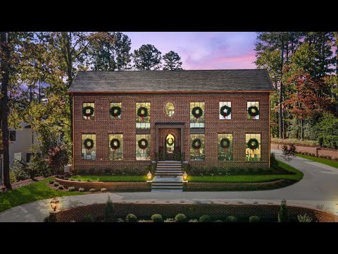 Видео: Компания Raleigh Custom Homes только что представила дом в колониальном стиле стоимостью 6,25 млн...