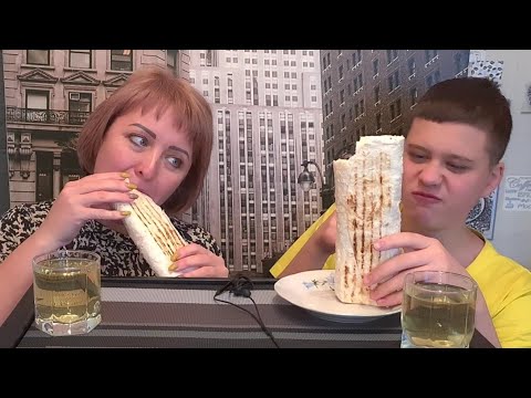 Видео: Шаурма самая вкусная 🌯после зимней прогулки. Мукбанг. Еда #eating #mukbang #семья #no #мукбанг #еда