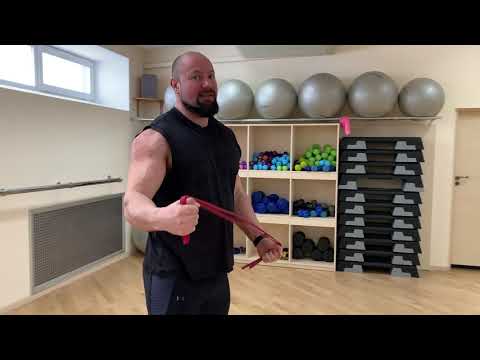 Видео: Качественная разминка плечевых суставов с помощью резинки