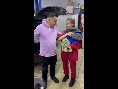 Видео: Маша сама меняет масло в машине!