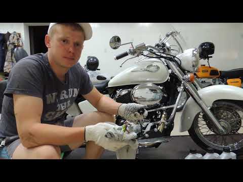 Видео: Замена масла Honda Shadow