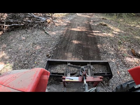 Видео: СТАРЫЙ тракторный отвал выравнивает дороги в густых лесах, как настоящий босс