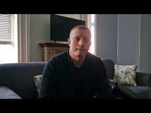 Видео: перепуганный лжеепископ Алексей Новиков в Нью Йорке. пытается здалека осмыслить букву Z.