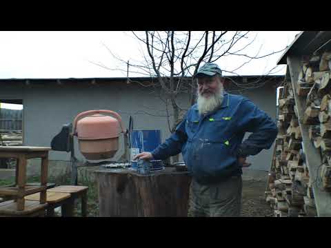 Видео: Полезный совет.Как сохранить краску в уже открытой банке.