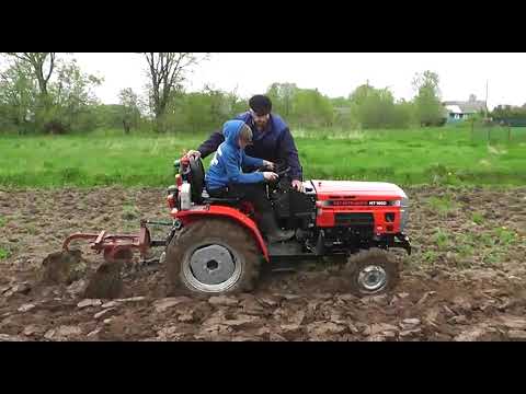 Видео: Дед  учит  внука пахать, фрезеровать  на МТ 180