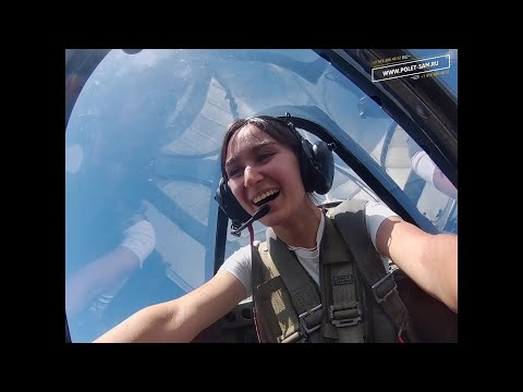 Видео: Полет прекрасной девушки, которая не очень хотела фигур пилотажа, но справилась и восхитилась Як-52