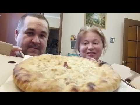 Видео: Обжор с Танюшкой - осетинский пирог с курицей, сыром и болгарским перцем