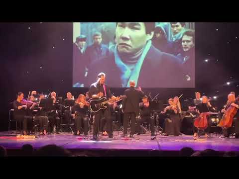 Видео: Легендарная песня Виктора Цоя "Восьмиклассница". Исполнение с оркестром