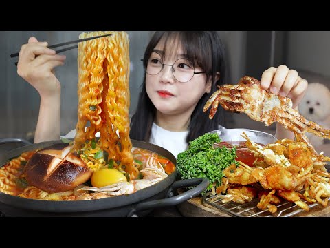 Видео: Хрустящие жареные маленькие крабы и острый рамен🦀Mukbang ASMR