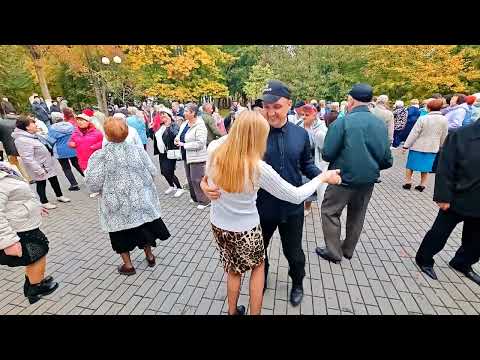 Видео: 11.10.25г... "Чубчик Кучерявый"... звучит на Танцполе в Гомельском парке... 