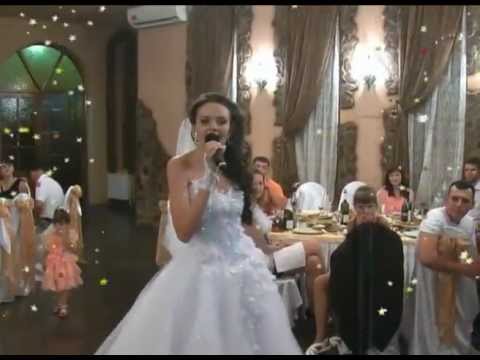 Видео: Невеста поёт на свадьбе родителям