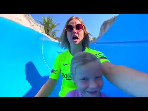 Видео: МАМА против БРАТА в АКВАПАРКЕ. Софунья Шалунья