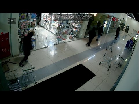 Видео: 5 пацанов за минуту ограбили 2 магазина